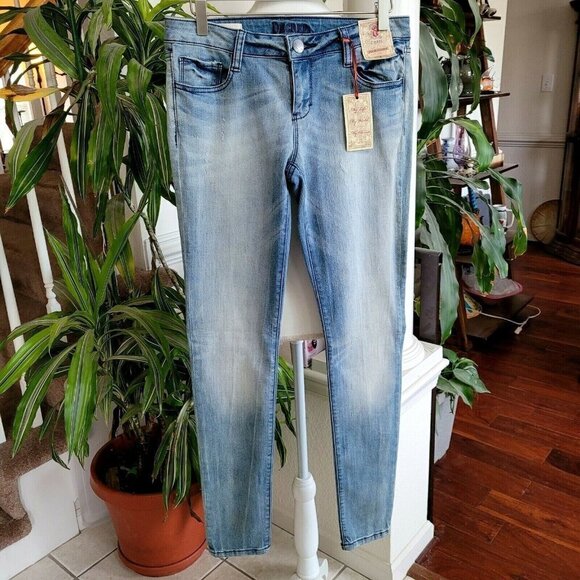 Decree Sz 7 Jeans Denim Leggings Manufactured Distressing Light Wash Mid Rs NWT - Picture 1 of 6